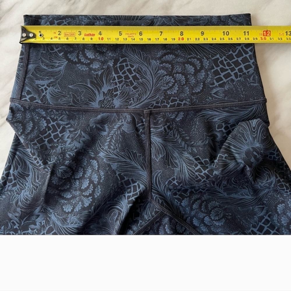 Lululemon Wunder Under Crop Leggings, Black and Blue Floral, Size 4 - Picture 6 of 10